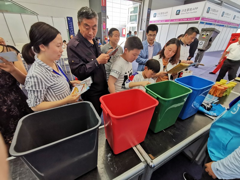 陕西必赢网络游戏平台集团携“绿水青山”亮相丝博会｜副省长魏增军参观
