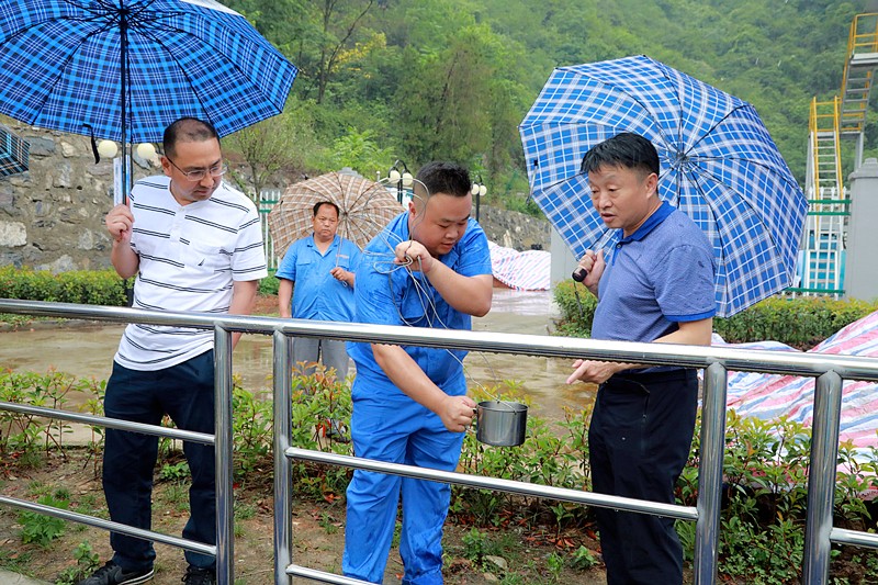 熊良虎在镇安污水处理厂调研时指出：以守护人民群众喝上干净的水、放心的水为出发点，助力打好碧水保卫战