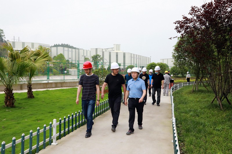 熊良虎在重庆市中科大业集团考察时强调：坚持生态优先战略，念好生态经、走好扶贫路