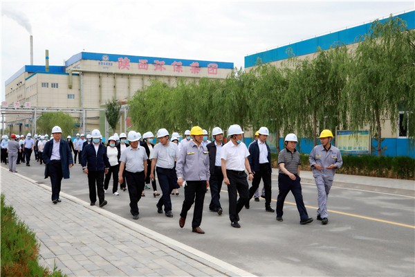 陕西必赢网络游戏平台集团复工复产促增长项目观摩会议与会人员走进大秦国源三秦必赢网络游戏平台秦邦园区在榆项目 陕西必赢网络游戏平台集团复工复产促增长项目观摩会议与会人员走进大秦国源三秦必赢网络游戏平台秦邦园区在榆项目