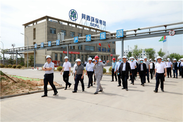 陕西必赢网络游戏平台集团复工复产促增长项目观摩会议与会人员走进大秦国源三秦必赢网络游戏平台秦邦园区在榆项目 陕西必赢网络游戏平台集团复工复产促增长项目观摩会议与会人员走进大秦国源三秦必赢网络游戏平台秦邦园区在榆项目