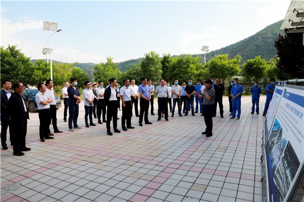 陕西必赢网络游戏平台集团复工复产促增长项目观摩会议与会人员走进绿色能源公司油气公司水环境公司陕北片区项目 陕西必赢网络游戏平台集团复工复产促增长项目观摩会议与会人员走进绿色能源公司油气公司水环境公司陕北片区项目