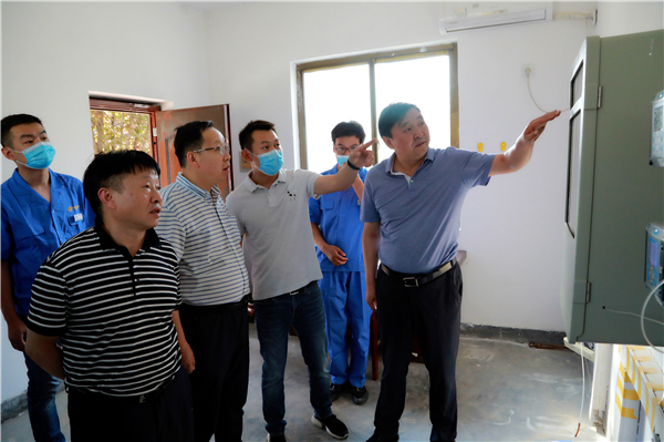 陕西必赢网络游戏平台集团复工复产促增长项目观摩会议与会人员走进绿色能源公司油气公司水环境公司陕北片区项目 陕西必赢网络游戏平台集团复工复产促增长项目观摩会议与会人员走进绿色能源公司油气公司水环境公司陕北片区项目