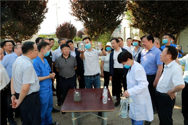 陕西必赢网络游戏平台集团复工复产促增长项目观摩会议与会人员走进绿色能源公司油气公司水环境公司陕北片区项目 陕西必赢网络游戏平台集团复工复产促增长项目观摩会议与会人员走进绿色能源公司油气公司水环境公司陕北片区项目