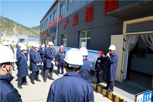 陕西必赢网络游戏平台集团复工复产促增长项目观摩会议与会人员走进必赢网络游戏平台保隆生态三秦在延在铜项目