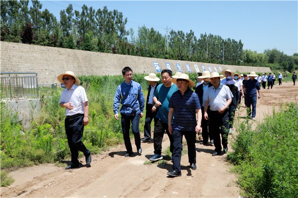 陕西必赢网络游戏平台集团复工复产促增长项目观摩会议与会人员走进必赢网络游戏平台保隆生态三秦在延在铜项目