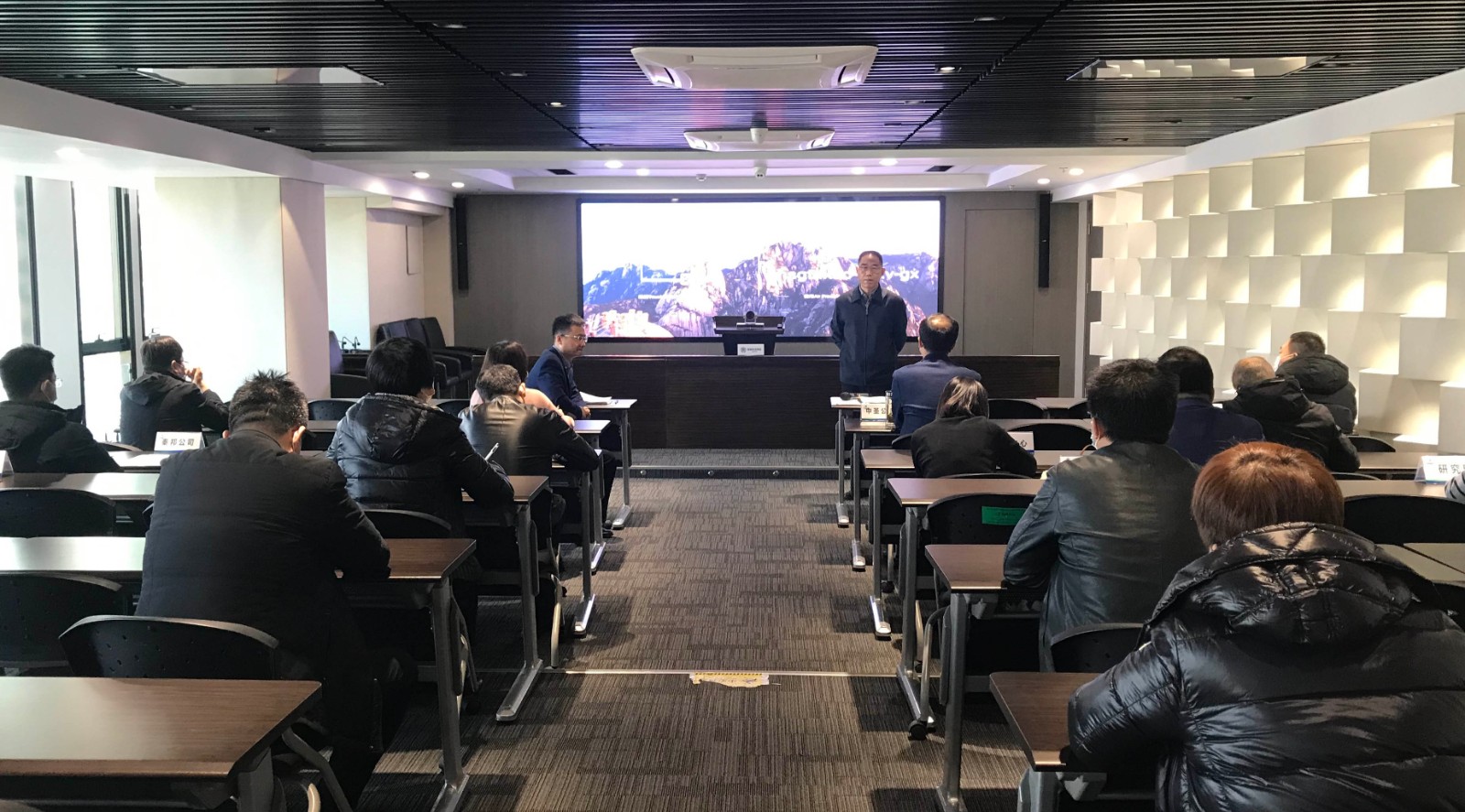 陕西必赢网络游戏平台集团积极响应省国资委要求 对冬春季疫情防控工作进行再部署再动员 陕西必赢网络游戏平台集团积极响应省国资委要求 对冬春季疫情防控工作进行再部署再动员