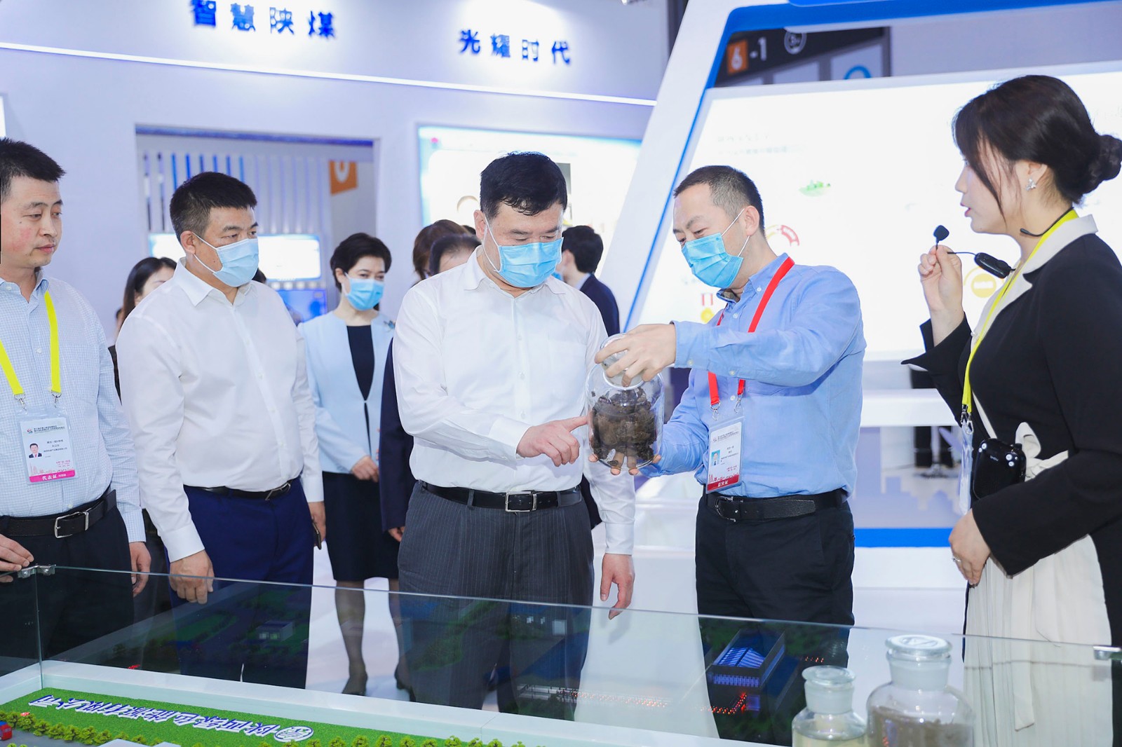 副省长魏建锋莅临陕西必赢网络游戏平台集团丝博会展区巡展 副省长魏建锋莅临陕西必赢网络游戏平台集团丝博会展区巡展