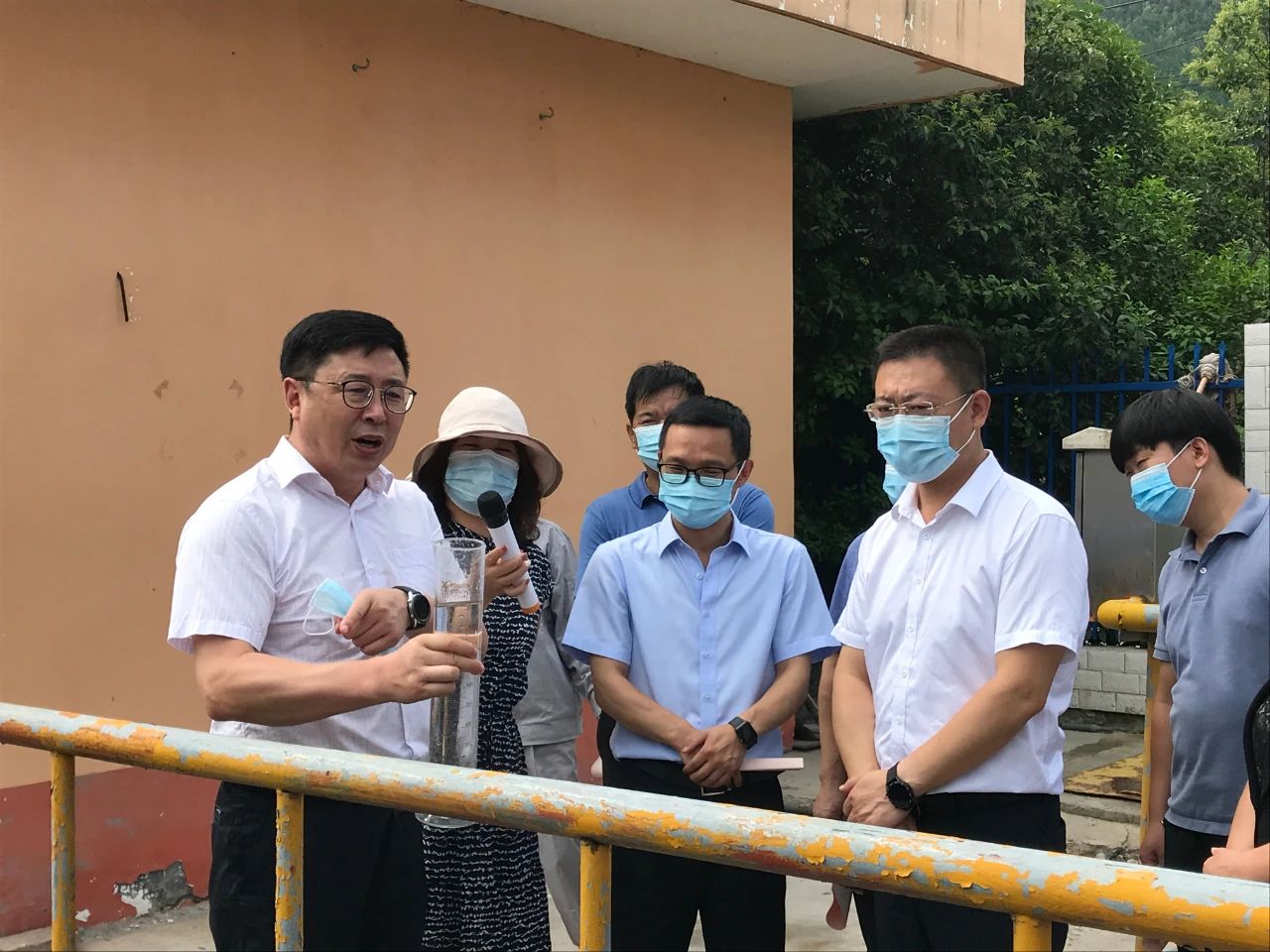 丹凤县政协主席周建政一行到丹凤县污水处理厂开展县域生态环境；ぷㄌ獾餮