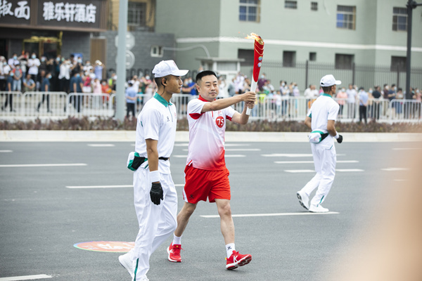 骄傲！陕西必赢网络游戏平台集团职工王玮参与十四运会火炬传递！