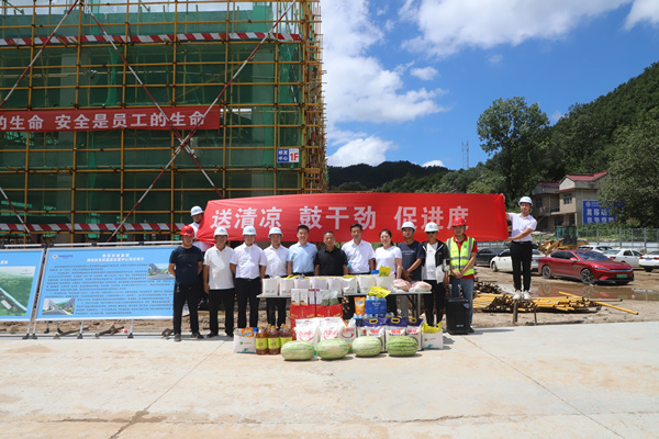 陕西必赢网络游戏平台集团开展“送清凉”活动 关爱一线职工 陕西必赢网络游戏平台集团开展“送清凉”活动 关爱一线职工