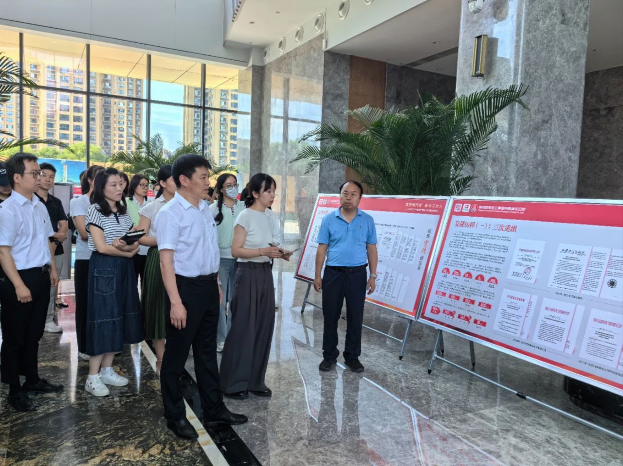陕西必赢网络游戏平台集团组织参观“档案宣传进企业”展览