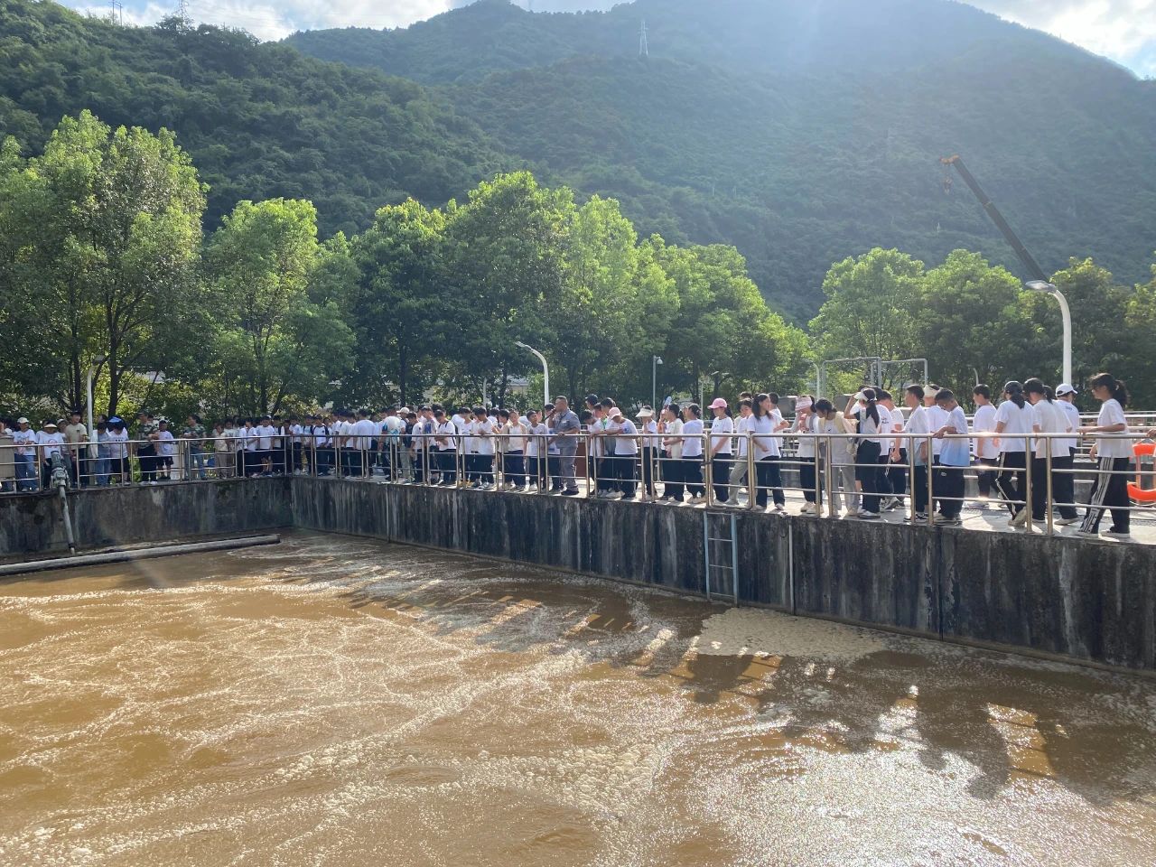 水环境公司镇安污水处理厂与镇安县第二中学举行必赢网络游戏平台设施公众开放日活动暨“绿色文明教育基地”授牌仪式