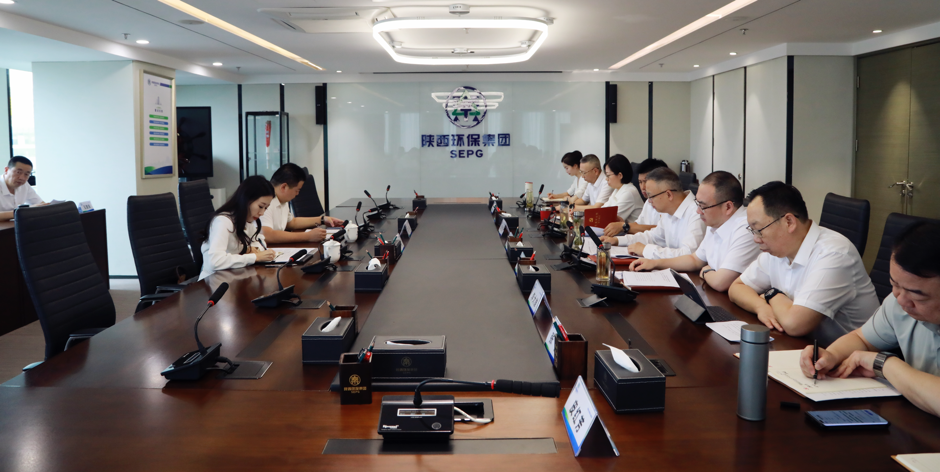 陕西必赢网络游戏平台集团召开党委理论学习中心组2026年第4次集中学习会议
